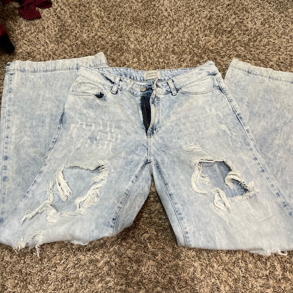 Wide leg jeans! Super cute! Worn once! Bought from a boutique
